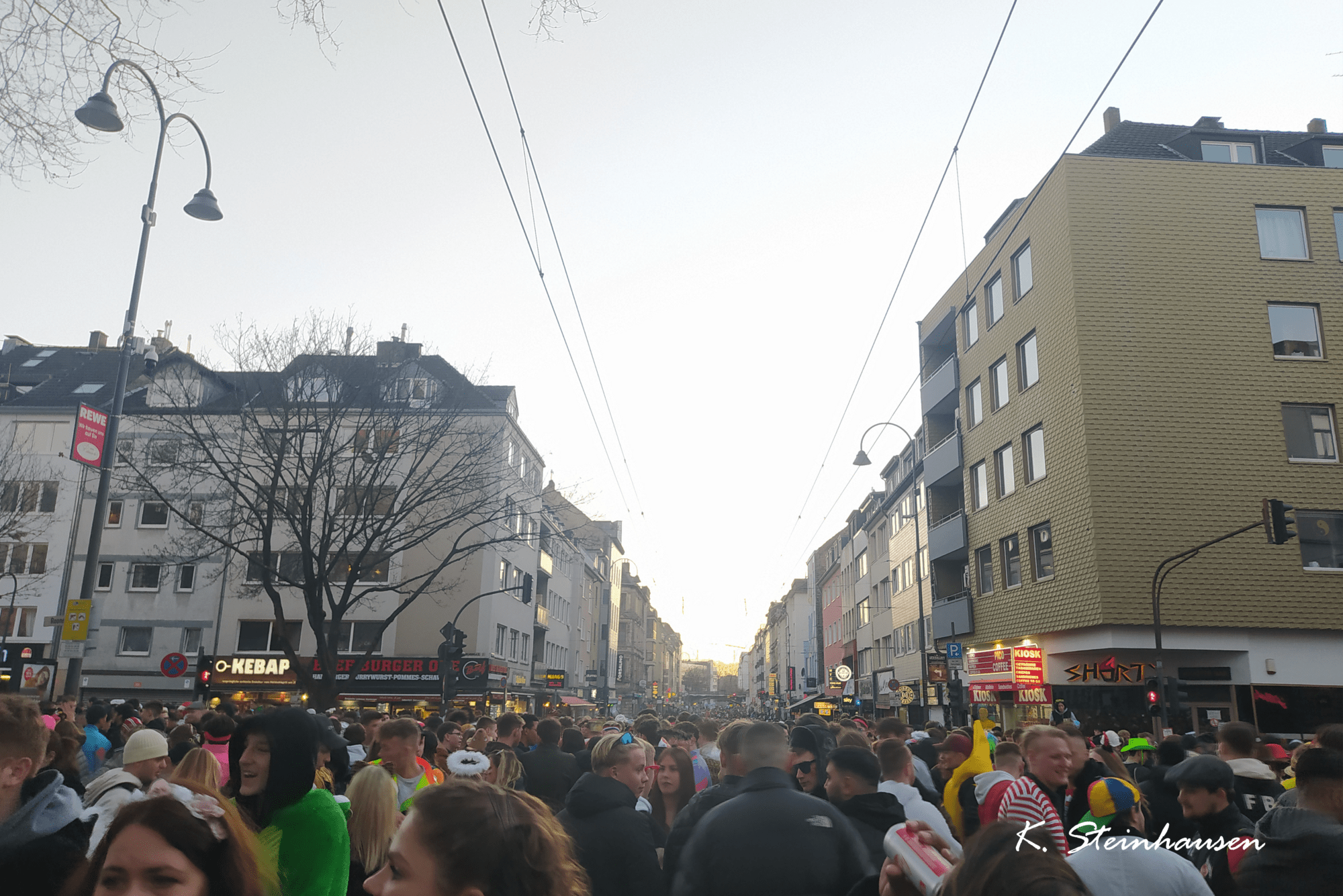 Mehr über den Artikel erfahren Weiberfastnacht