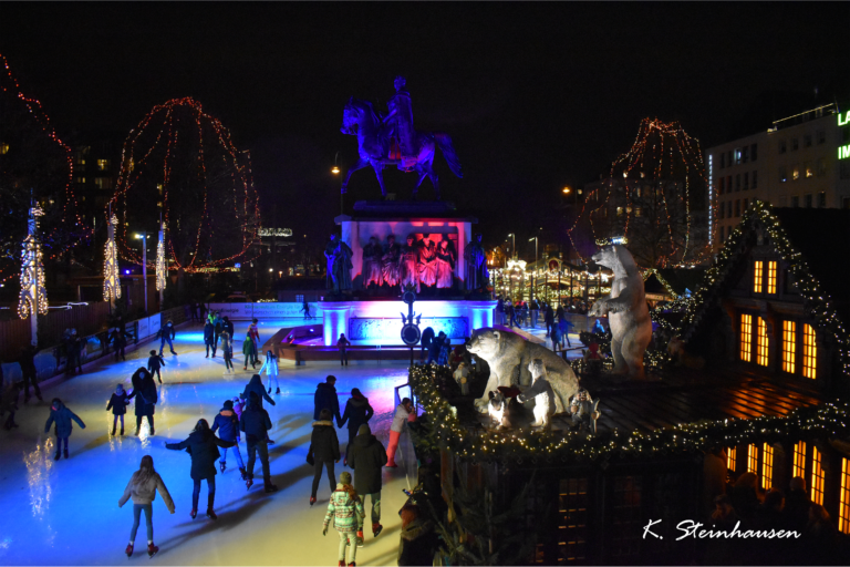 Mehr über den Artikel erfahren Der Weihnachtsmarkt am Heumarkt – Heinzels Wintermärchen