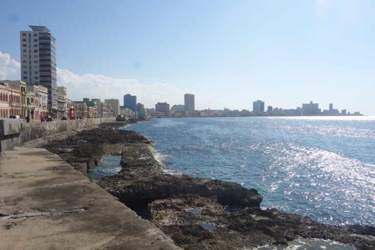 Mehr über den Artikel erfahren Hafenpromenade – Havanna