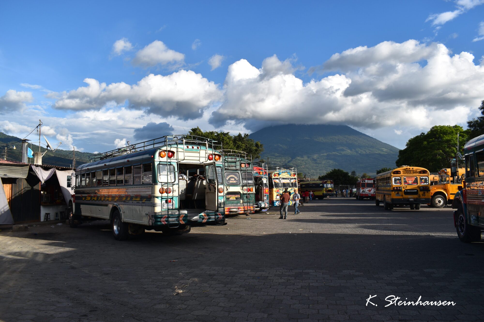 Mehr über den Artikel erfahren Chickenbusse Busstation – Antigua